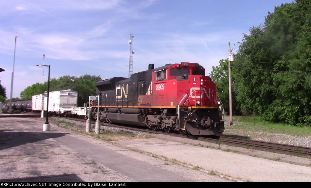 CN O927 weed sprayer train